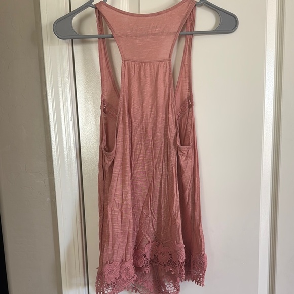 Chic Lace-Trimmed Tank Top in Rose / C29 - Picture 4 of 5
